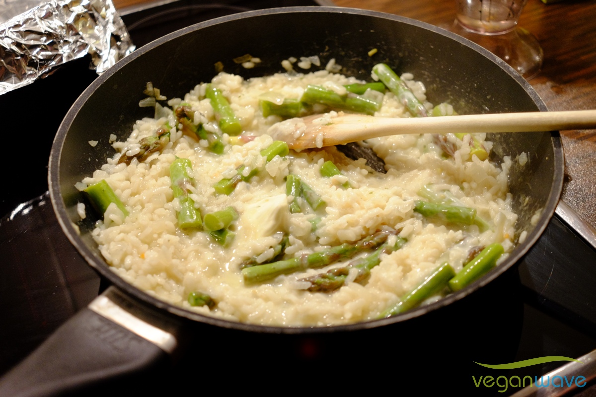 Veganes Risotto mit grünem Spargel ganz cremig