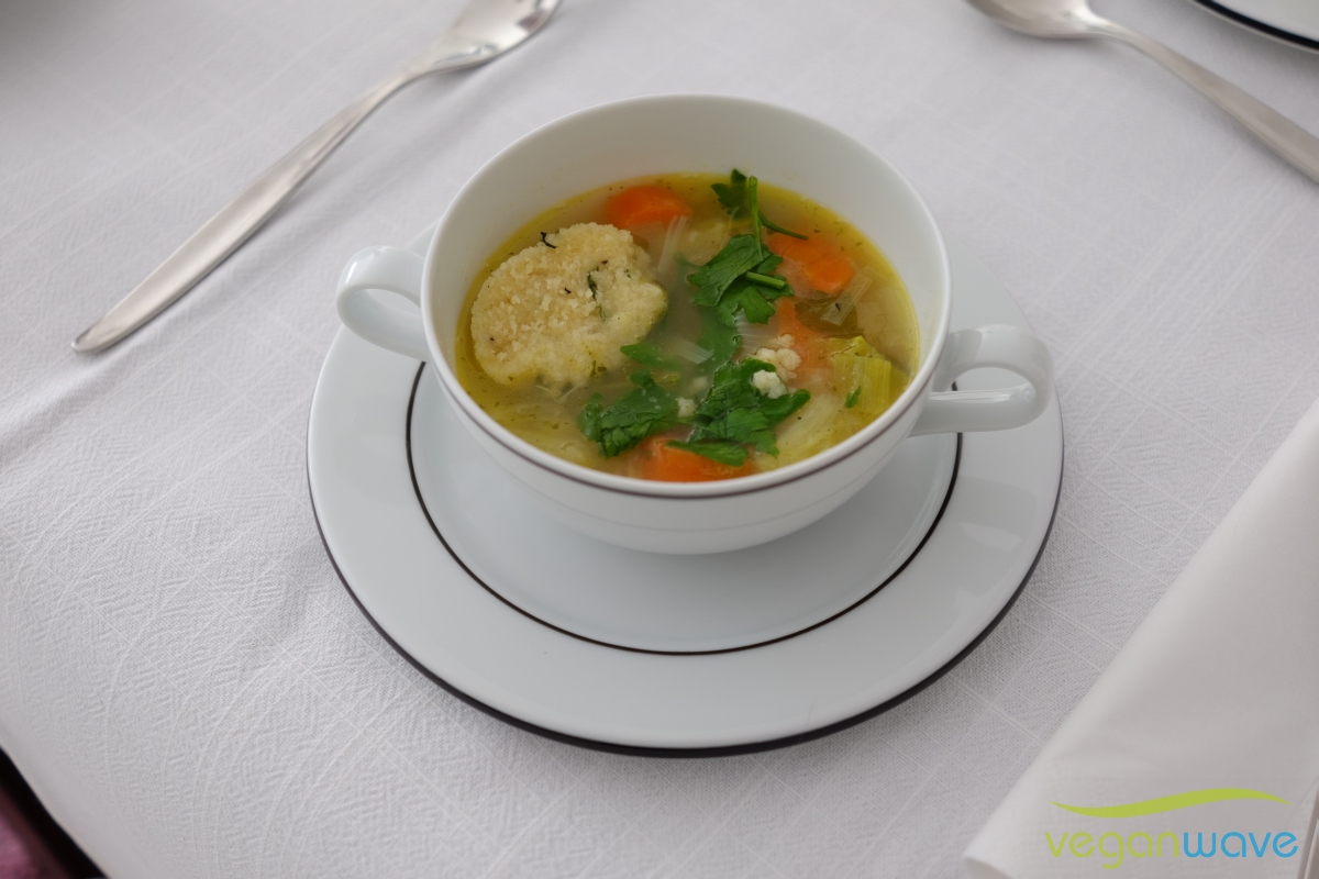 Suppe mit frischer Petersilie garnieren