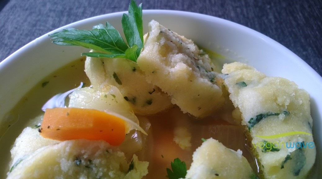 Gemüsesuppe mit Grießklößchen