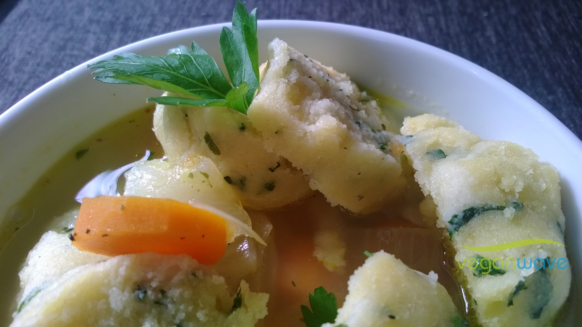 Gemüsesuppe mit Grießklößchen - veganwave