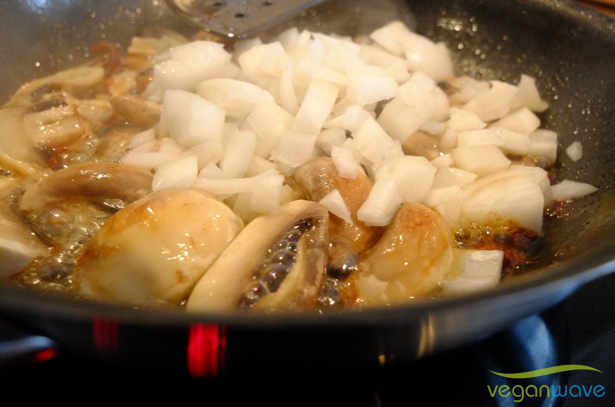 Zwiebeln nach Champignons anbraten