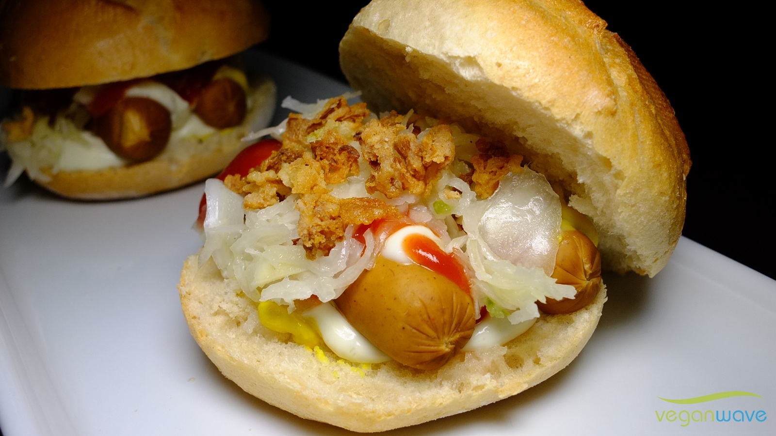 Hot Dog mit Krautsalat und Röstzwiebeln