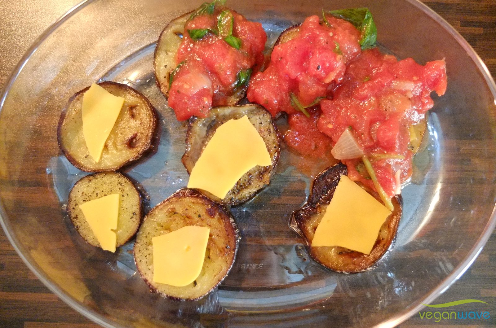 Auberginen mit Cheddar belegen