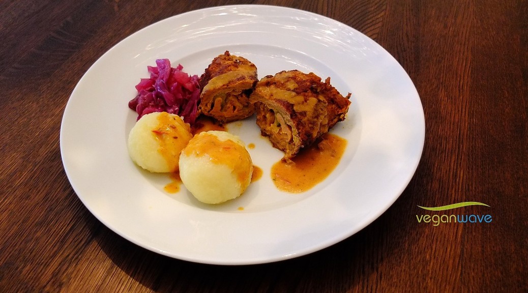 Rouladen mit Rotkohl und Klößen