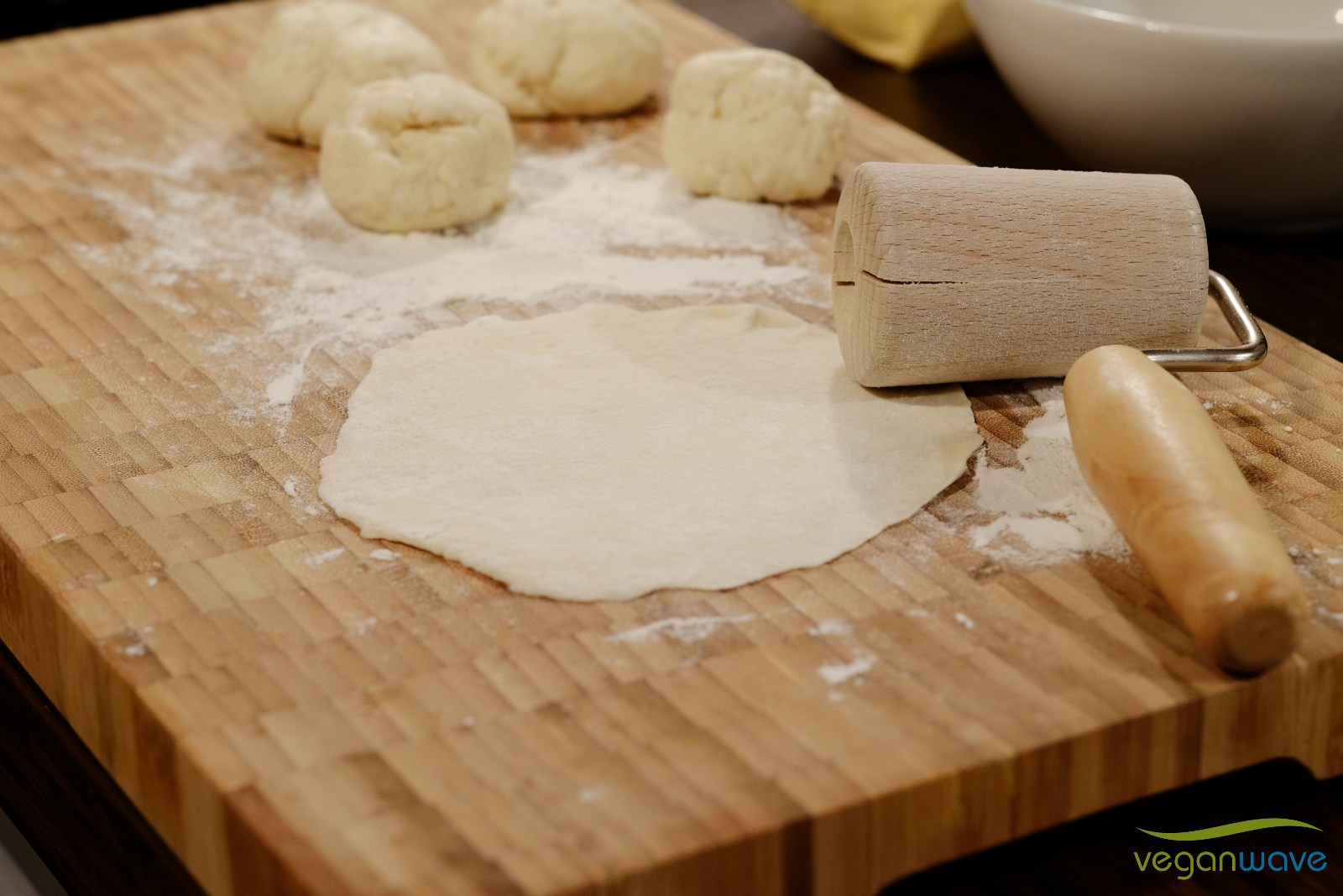 Naan hauchdünn ausrollen