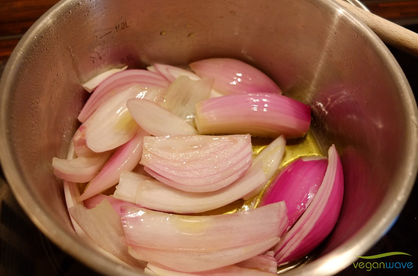 Zwiebeln auf kleiner Hitze dünsten