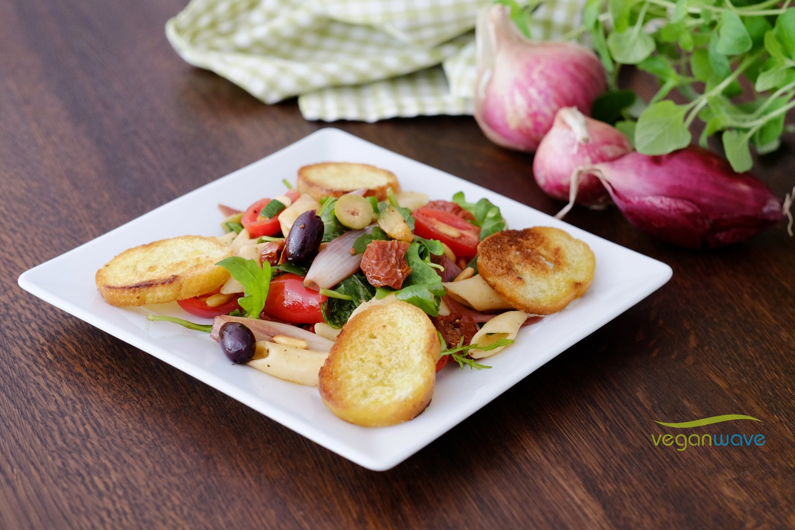 Mediterraner Nudelsalat - perfekt für Partys und Grillabende - veganwave