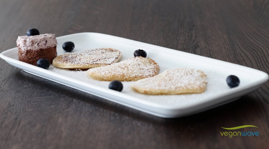 Pfannekuchen vegan - der Klassiker - mit Heidelbeerensahne - veganwave
