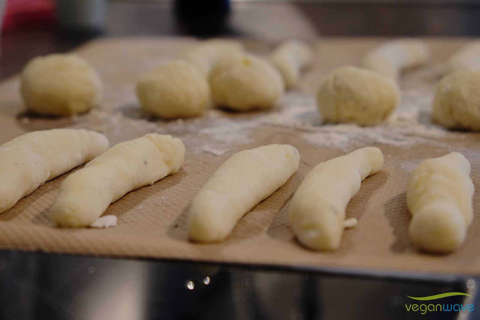 Schupfnudeln mit der Hand ausrollen