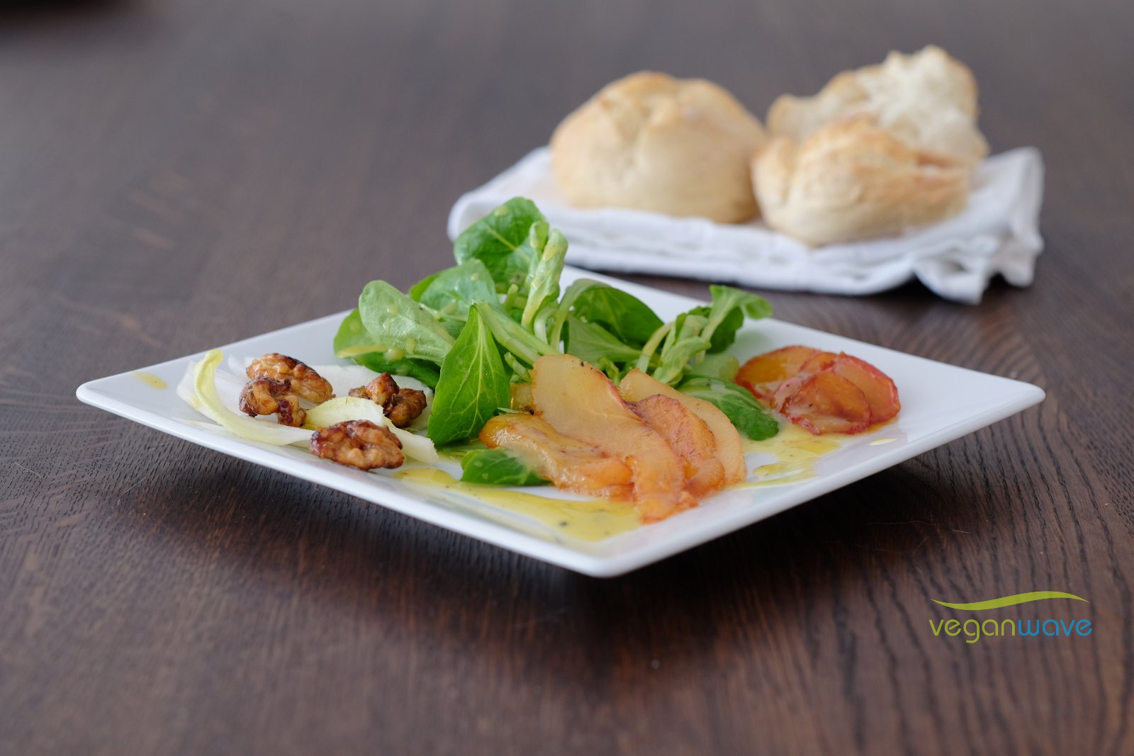 Herbstsalat mit karamellisierten Walnüssen und Birnen - veganwave