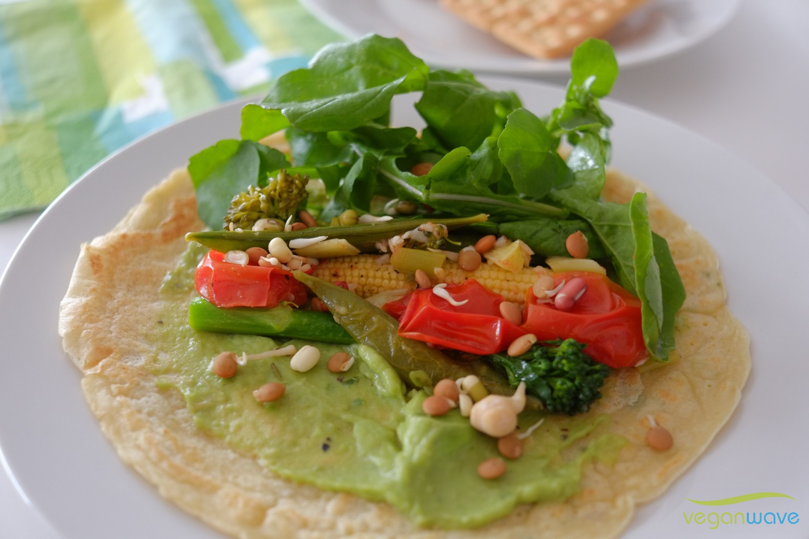 Wraps mit Guacamole, Gemüse, Salat und Sprossen füllen