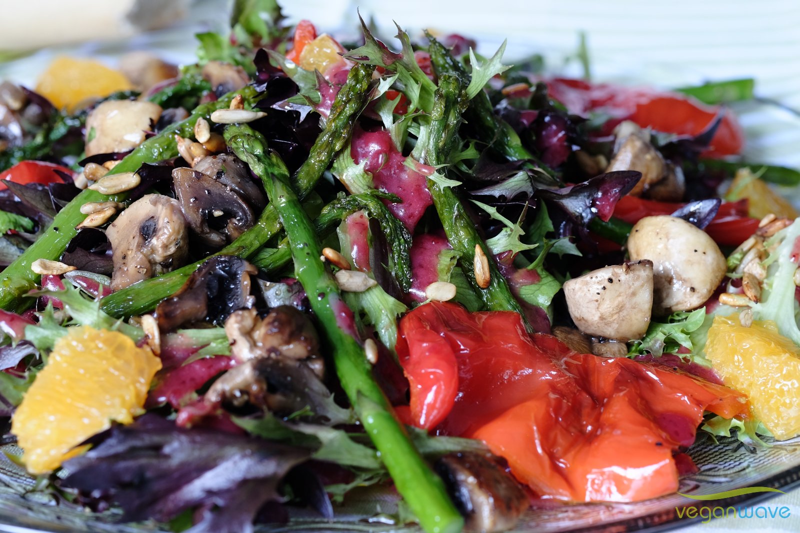 Gemischter Salat mit Preiselbeerdressing - veganwave
