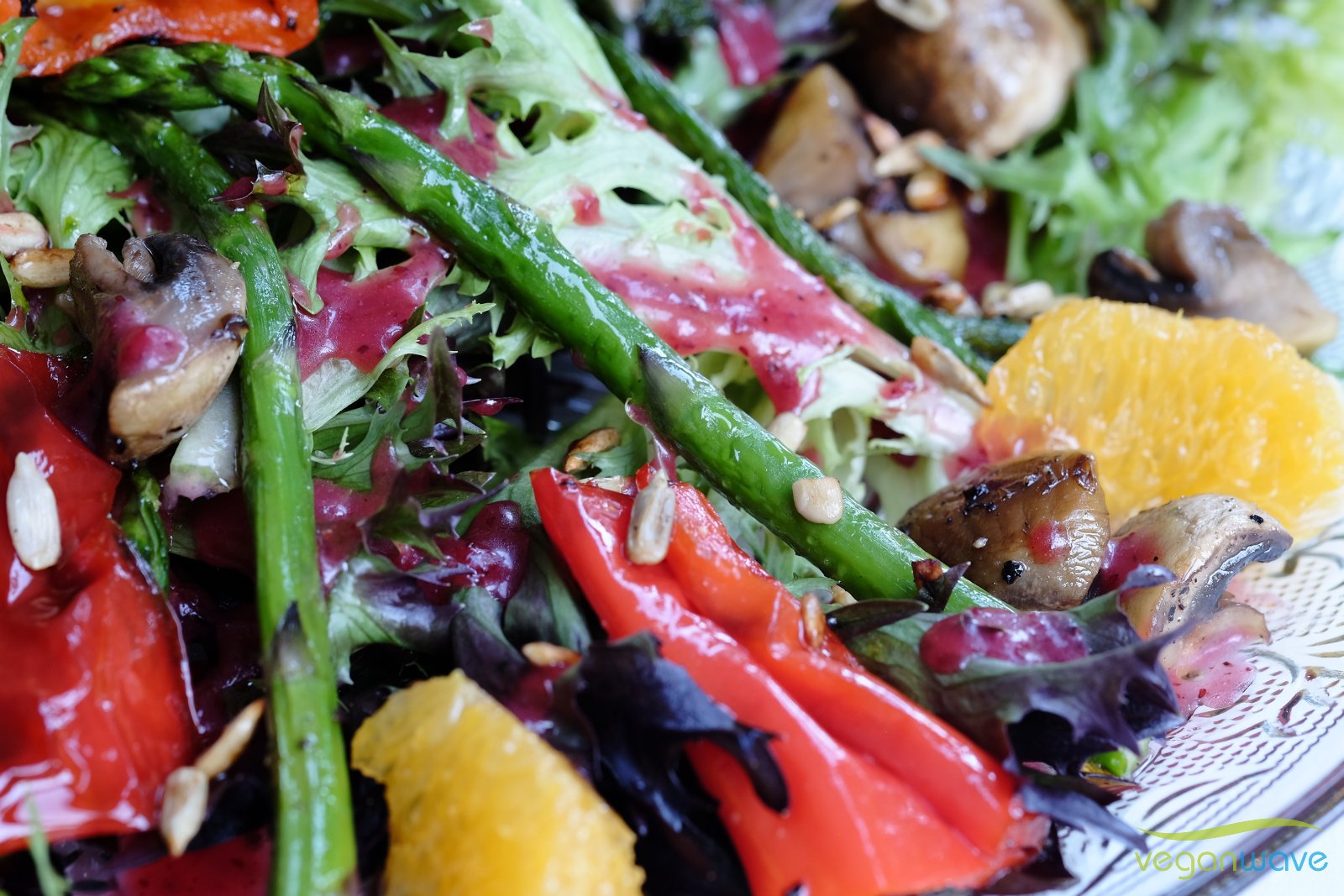 Gemischter Salat mit Preiselbeerdressing - veganwave