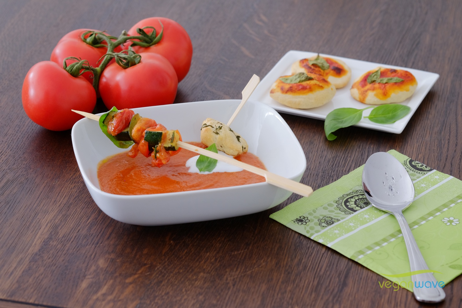 Vegane Tomatensuppe mit mediterranem Gemüsespieß - veganwave