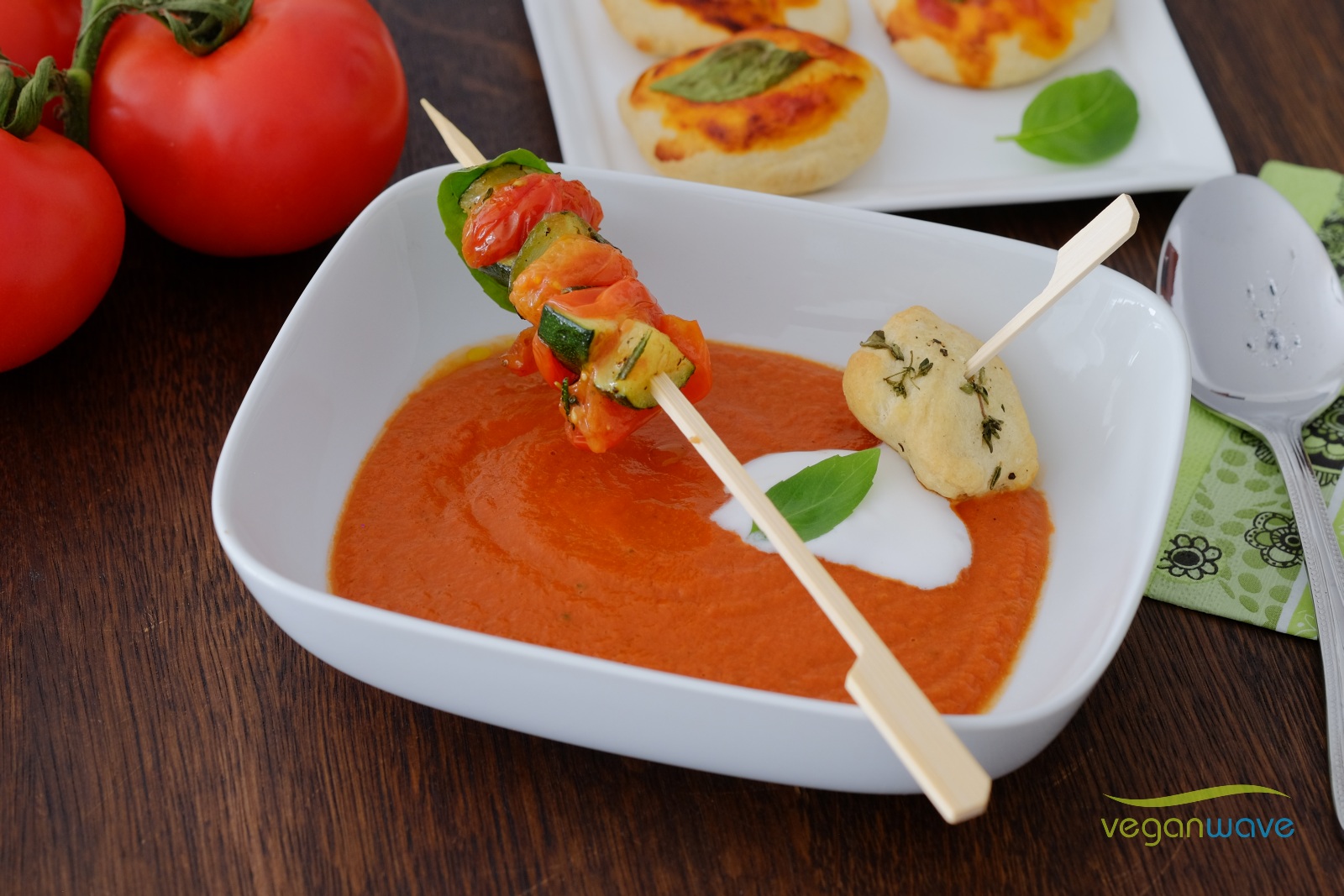 Vegane Tomatensuppe mit mediterranem Gemüsespieß - veganwave