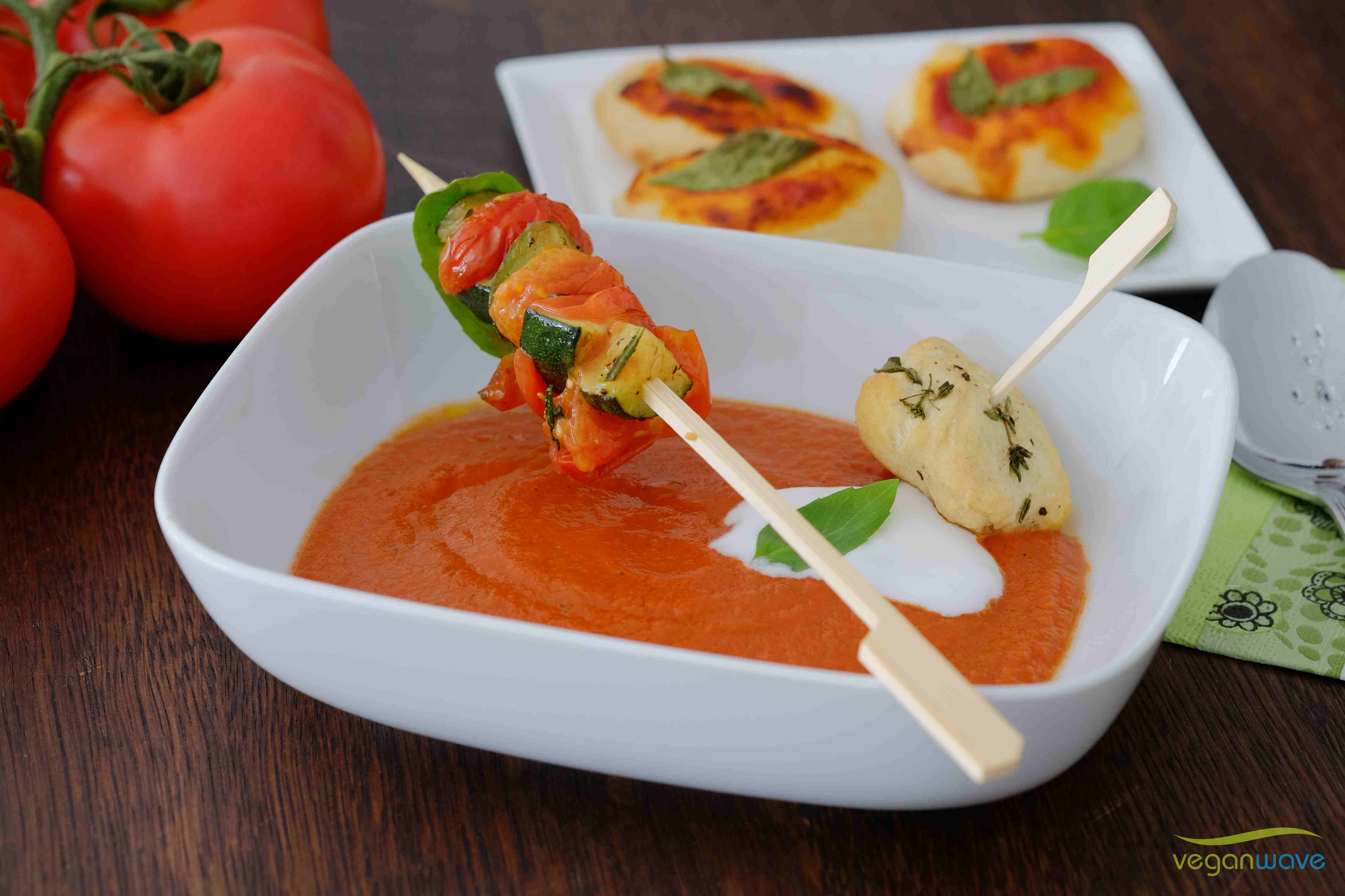 Vegane Tomatensuppe mit mediterranem Gemüsespieß - veganwave