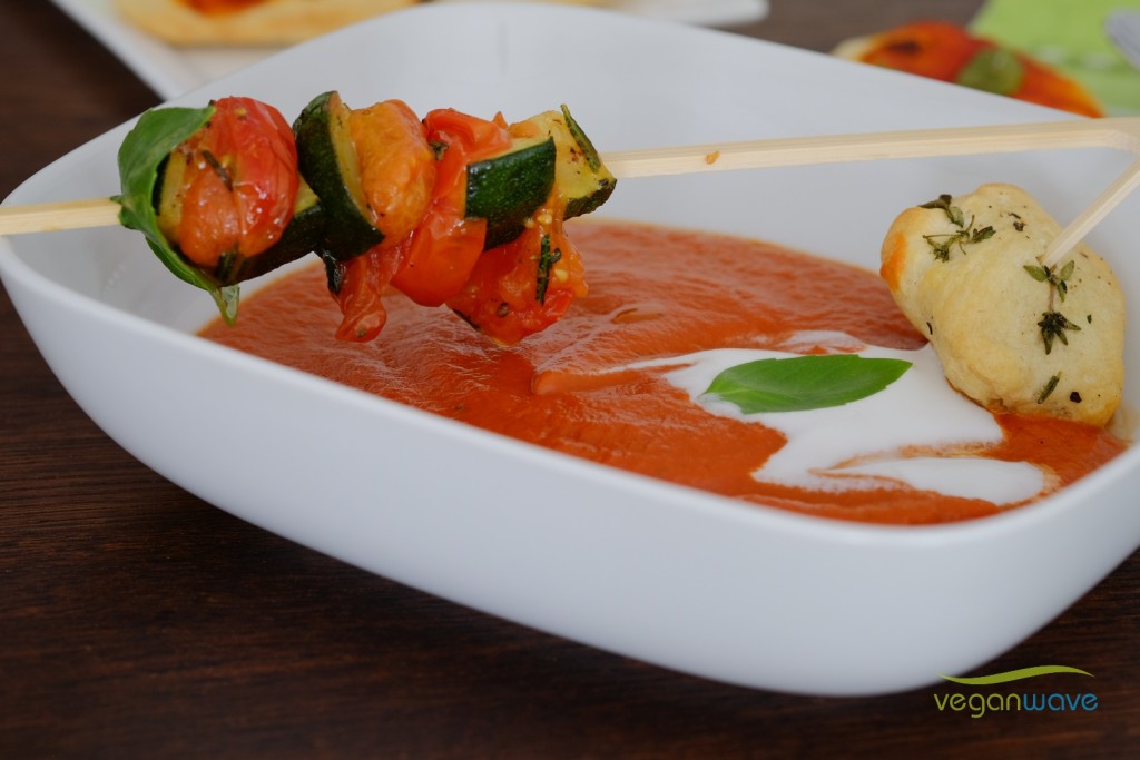 Vegane Tomatensuppe mit mediterranem Gemüsespieß - veganwave