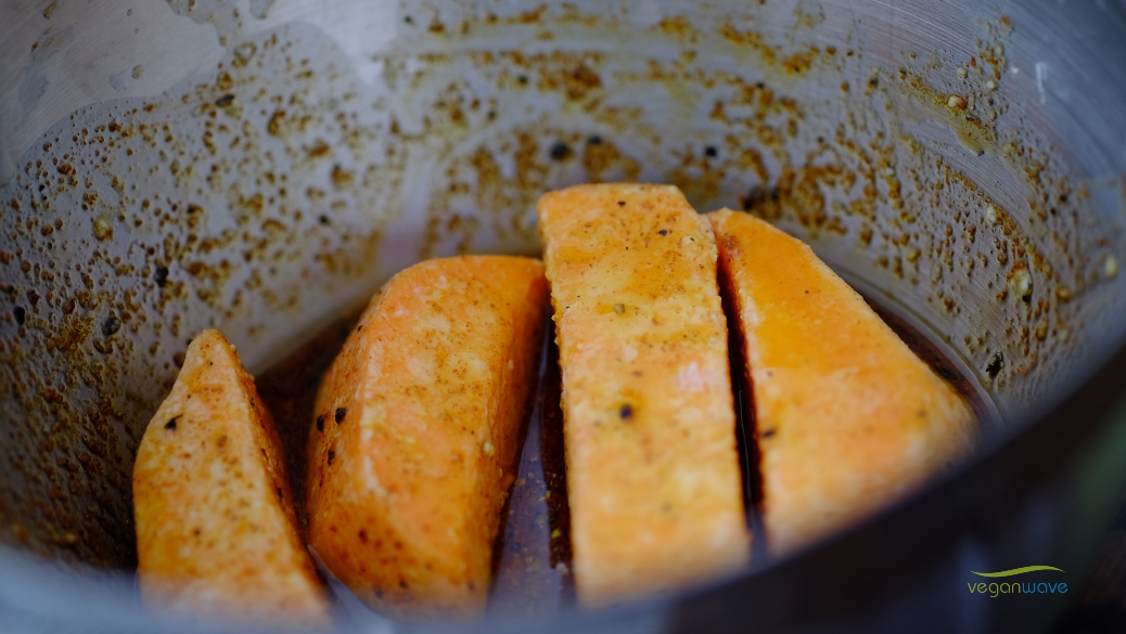 Karamellisierter Spargel mit gebackenen Süßkartoffelpommes - veganwave