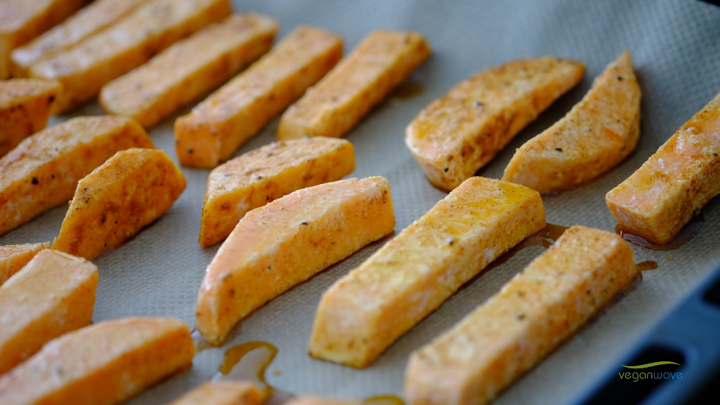 Karamellisierter Spargel mit gebackenen Süßkartoffelpommes - veganwave