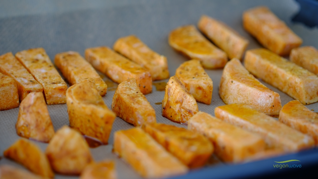 Karamellisierter Spargel mit gebackenen Süßkartoffelpommes - veganwave