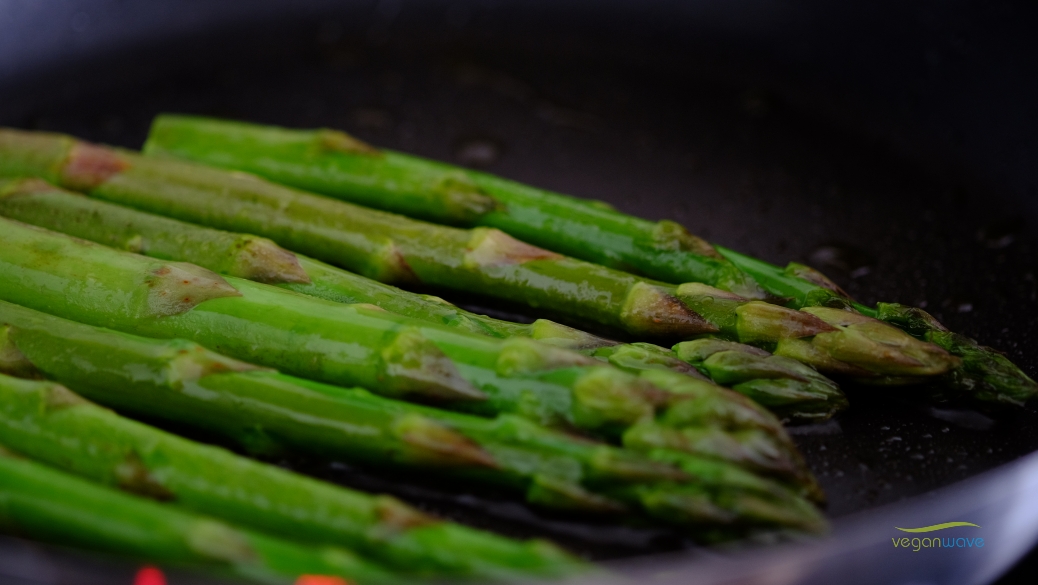 Karamellisierter Spargel mit gebackenen Süßkartoffelpommes - veganwave