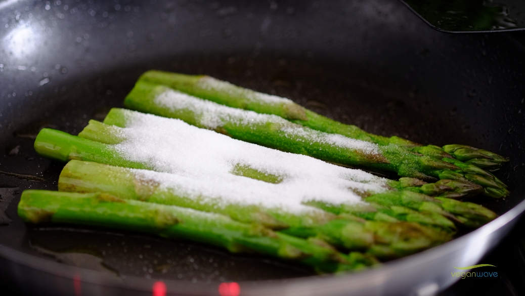 Karamellisierter Spargel mit gebackenen Süßkartoffelpommes - veganwave