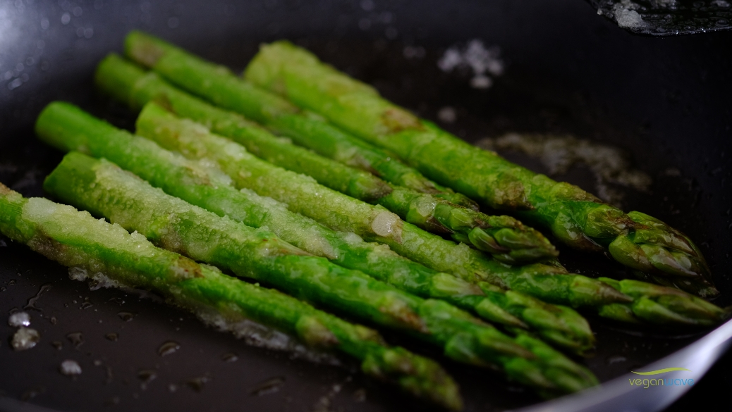 Karamellisierter Spargel mit gebackenen Süßkartoffelpommes - veganwave
