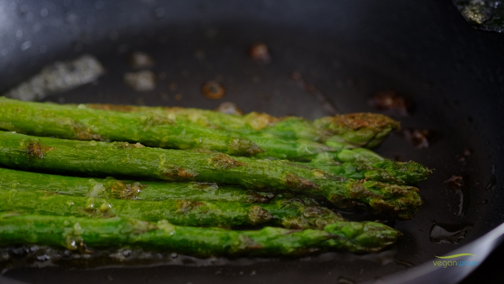 Karamellisierter Spargel mit gebackenen Süßkartoffelpommes - veganwave