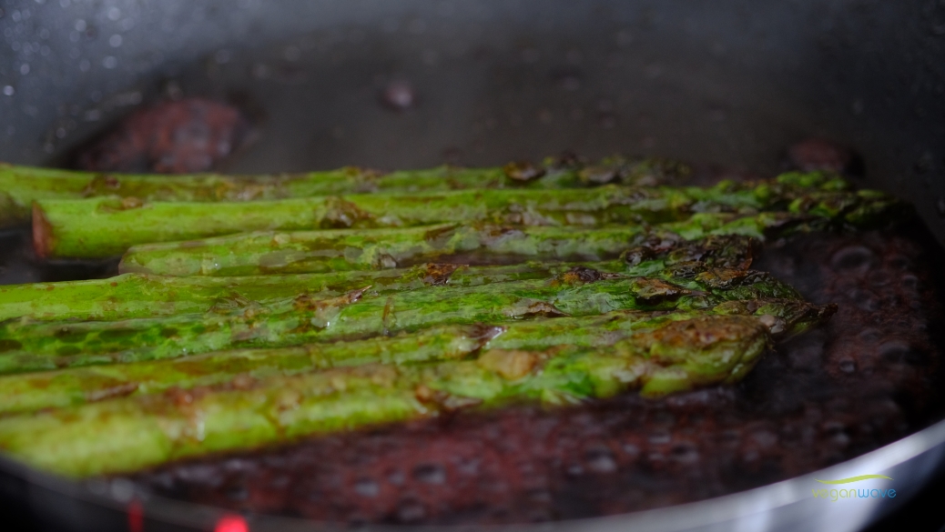 Karamellisierter Spargel mit gebackenen Süßkartoffelpommes - veganwave
