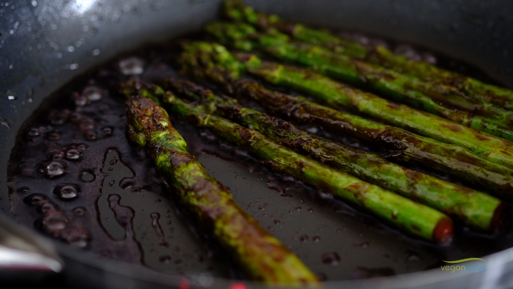 Karamellisierter Spargel mit gebackenen Süßkartoffelpommes - veganwave