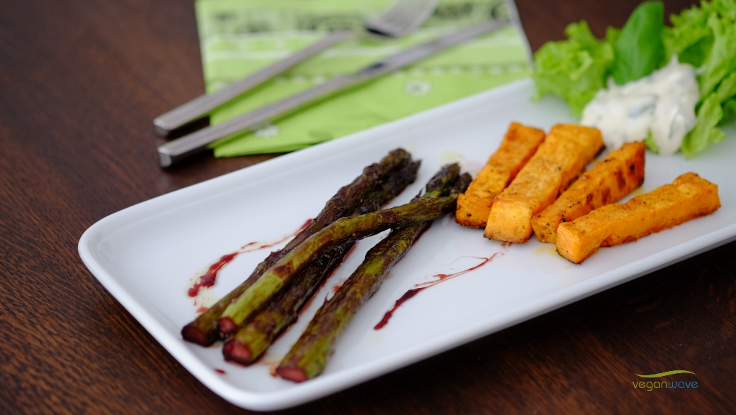 Karamellisierter Spargel mit gebackenen Süßkartoffelpommes - veganwave