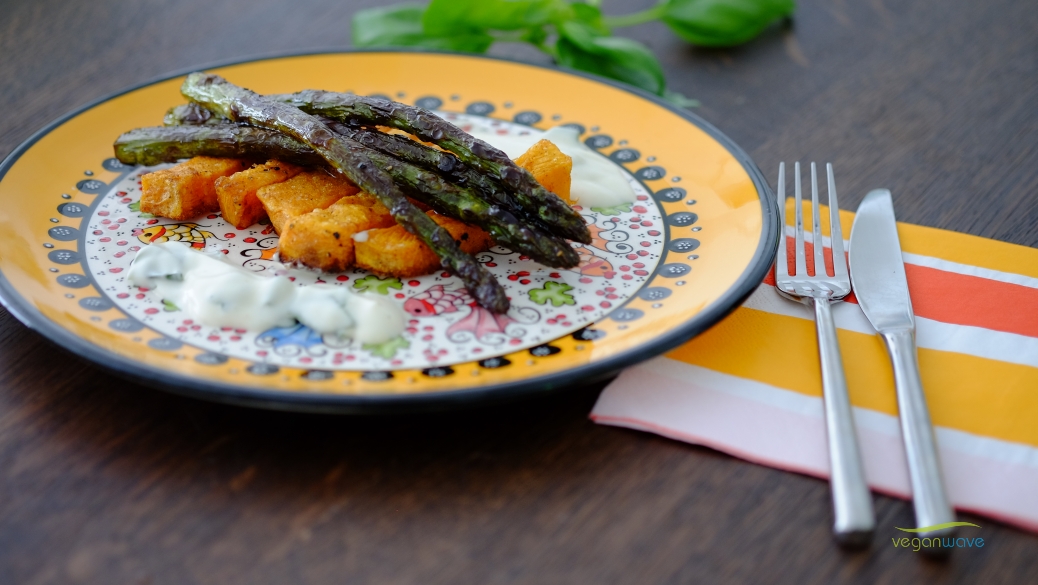 Karamellisierter Spargel mit gebackenen Süßkartoffelpommes - veganwave