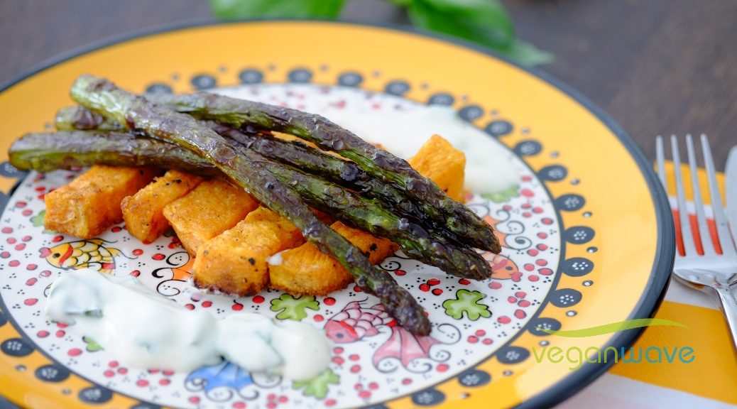 Karamellisierter Spargel mit gebackenen Süßkartoffelpommes - veganwave