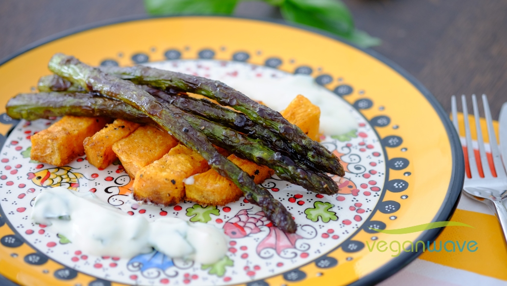 Karamellisierter Spargel mit gebackenen Süßkartoffelpommes - veganwave