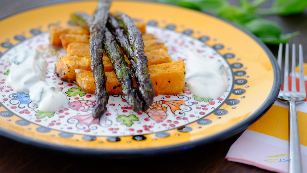 Karamellisierter Spargel mit gebackenen Süßkartoffelpommes - veganwave