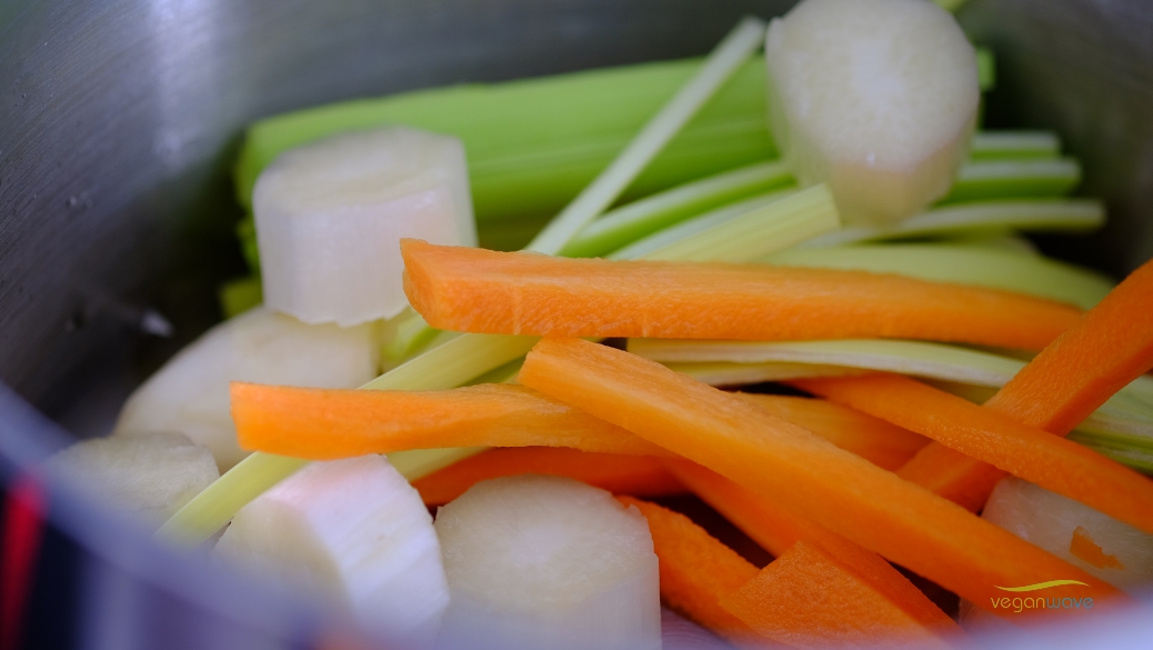 Vegane Frittatensuppe mit selbstgemachter Gemüsebrühe - veganwave