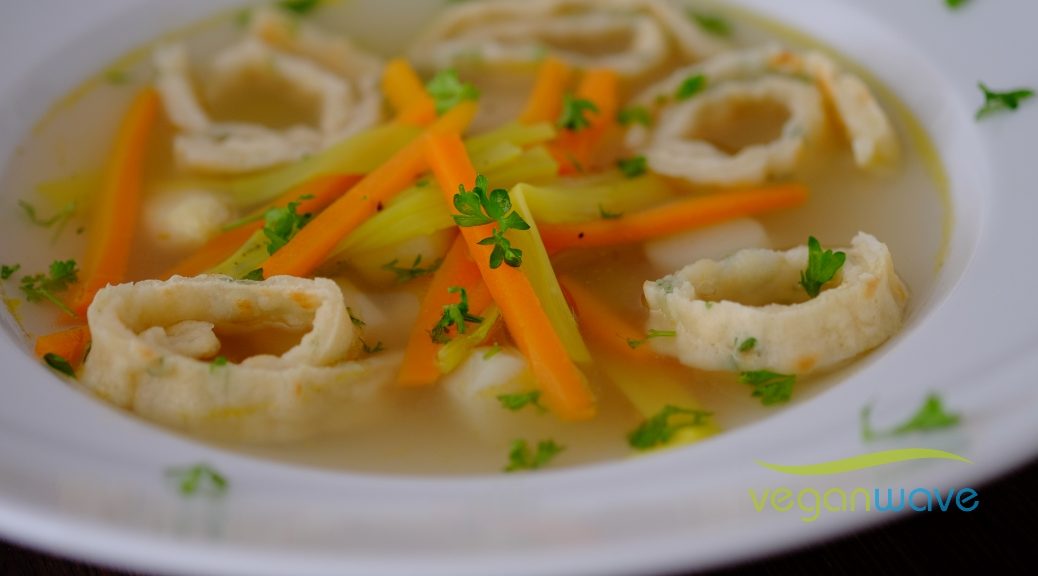 Vegane Frittatensuppe mit selbstgemachter Gemüsebrühe - veganwave