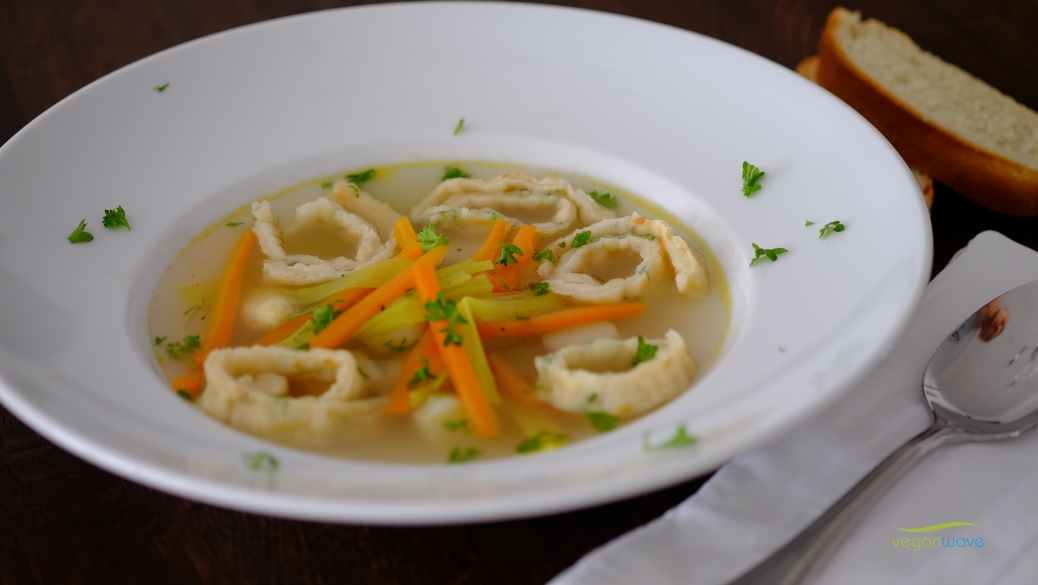 Vegane Frittatensuppe mit selbstgemachter Gemüsebrühe - veganwave