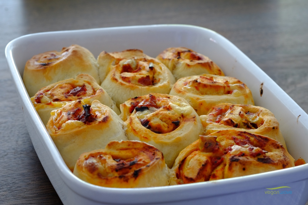 Vegane fluffige gefüllte Pizzabrötchen - veganwave