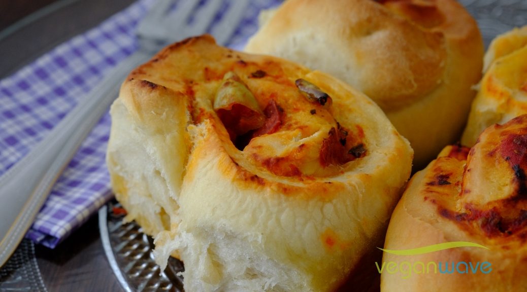 Vegane fluffige gefüllte Pizzabrötchen