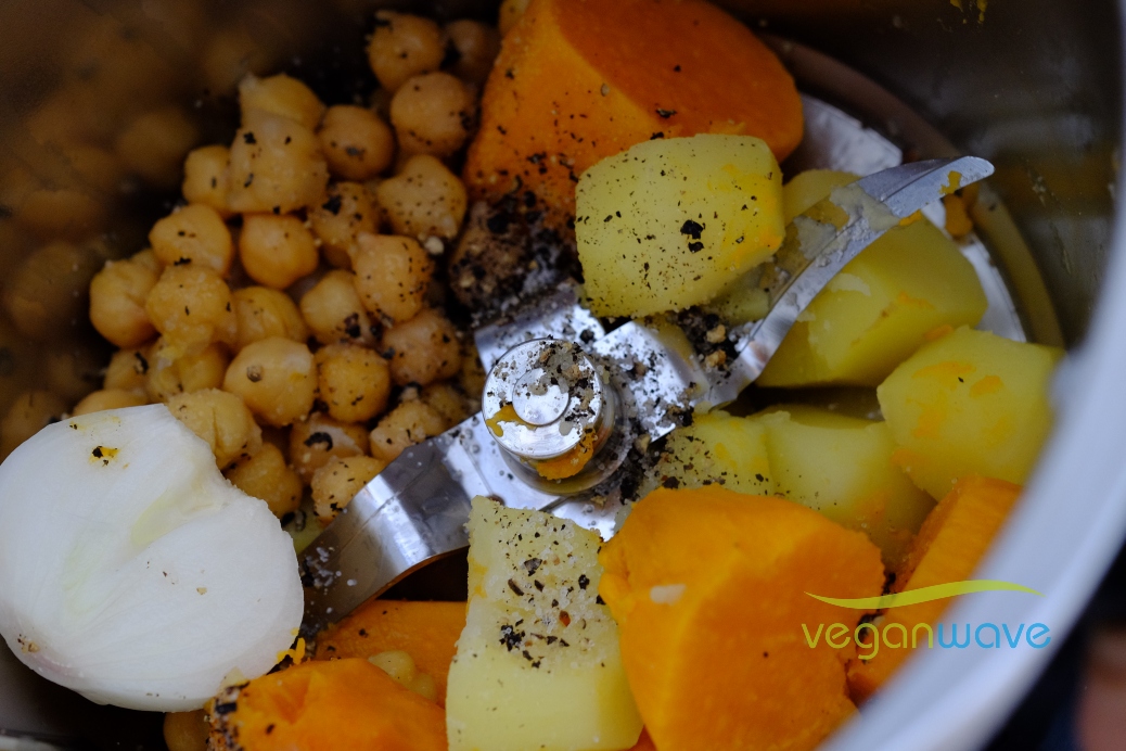 Veganer Süßkartoffel-Kichererbsen Burger mit Curry Mayo