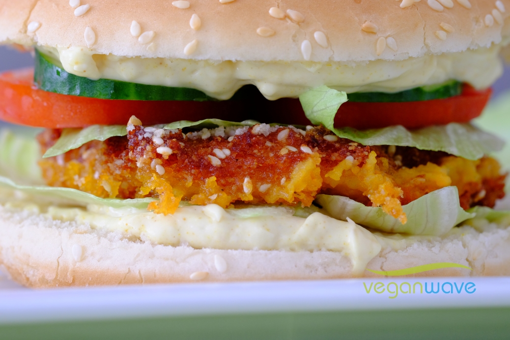 Veganer Süßkartoffel-Kichererbsen Burger mit Curry Mayo