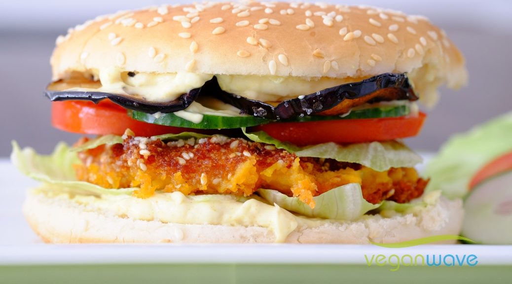 Veganer Süßkartoffel-Kichererbsen Burger mit Curry Mayo
