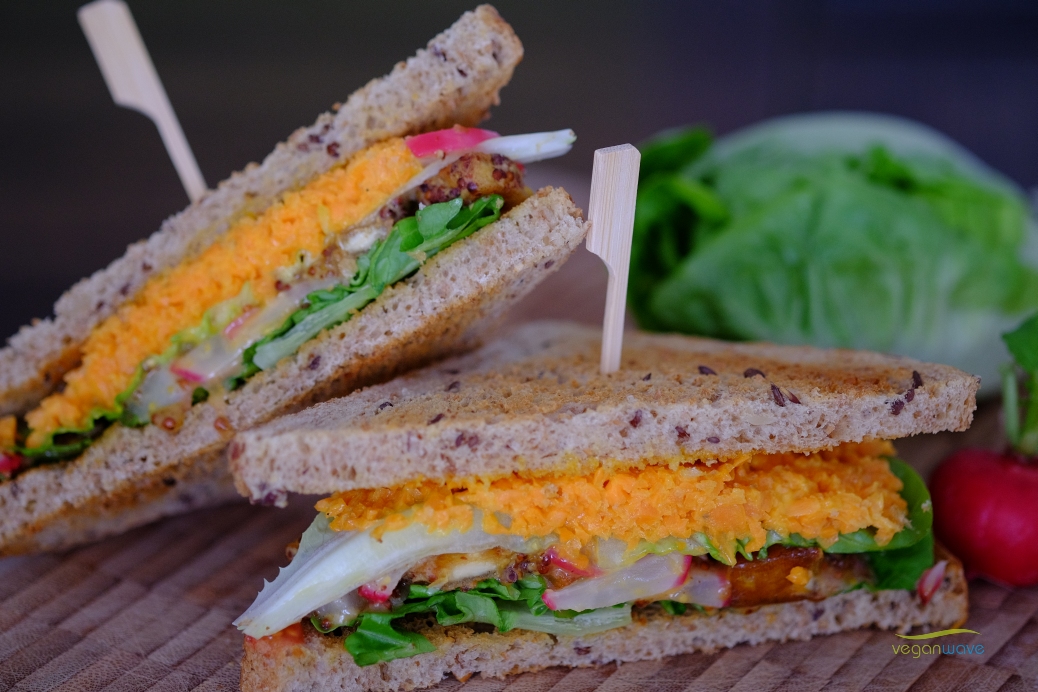 herzhaftes veganes Sandwich mit Gemüse-Senf-Variation - veganwave