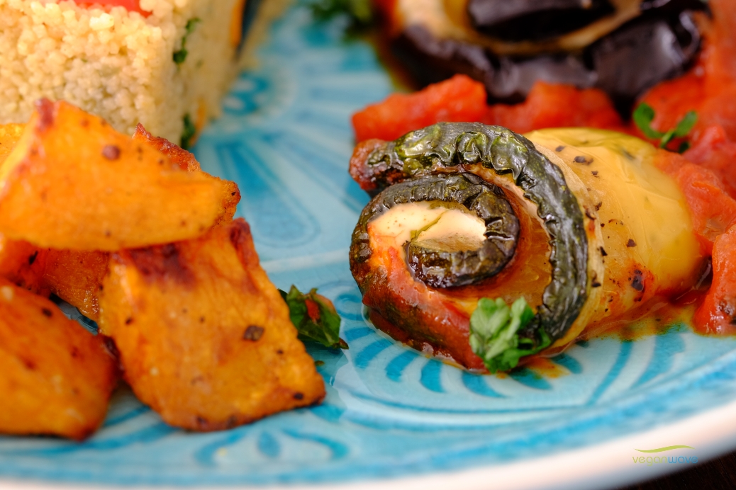 Vegane gefüllte überbackene Gemüseröllchen